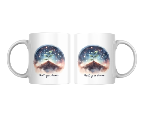 Set von zwei Keramiktassen mit der inspirierenden Illustration einer jungen Pflanze unter einem leuchtenden Sternenhimmel und dem Text 'Plant your dreams'. Symbolisiert Hoffnung und Wachstum.